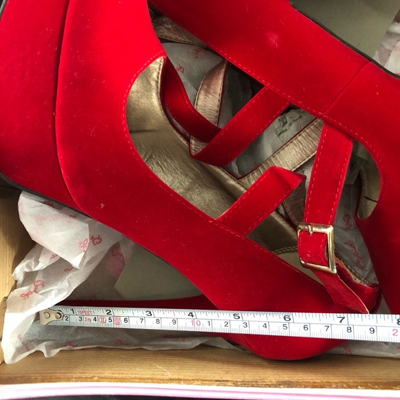Red Heels - Picture 5 of 8